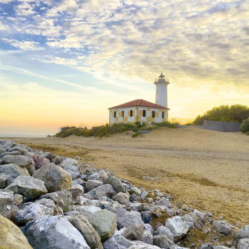 Faro_di_Bibione_al_tramonto